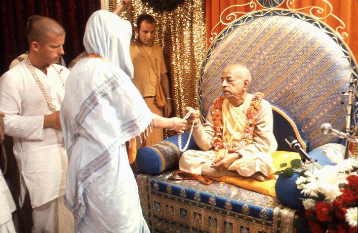 Шрила Прабхупада дает посвящение